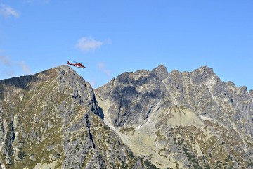 Śmigłowiec ratunkowy nad górami, Tatry, Słowacja