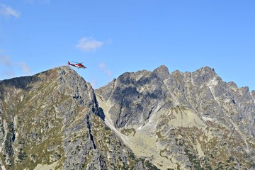 Śmigłowiec ratunkowy nad górami, Tatry, Słowacja © Marta