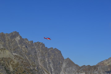 Czerwony helikopter ratowniczy nad górami, Tatry, Polska © Marta