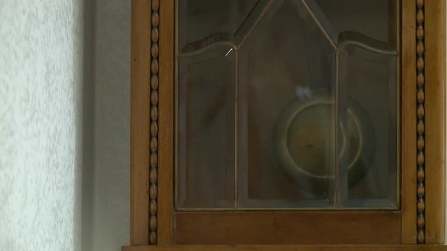 antico orologio con pendolo 