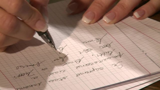 giovane sposa scrive una lettera d'amore al proprio uomo