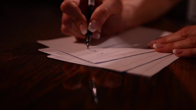 giovane sposa scrive una lettera d'amore al proprio uomo