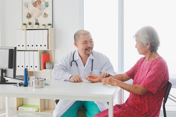 Fototapeta premium Asian old woman in hospital