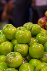 Manzanas verdes brillantes y ricas 