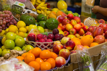 Feria de frutas en un stand