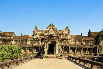 Fototapeta premium La sortie du Pavillon d'entrée vue de la Voie Royale dans le domaine des temples de Angkor, au Cambodge