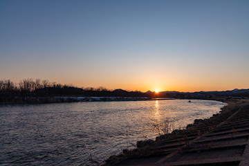 川と夕焼け空　グラデーション　風景