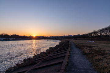 Obraz premium 川と夕焼け空 グラデーション 風景