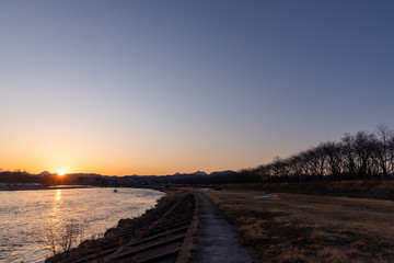 川と夕焼け空　グラデーション　風景