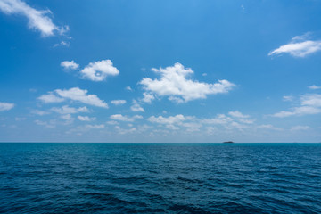 Fototapeta premium piękna miękka fala przejrzystość błękitne morze woda ocean i skały na dnie tropikalnego rajskiego wybrzeża plaży lato widok na morze na wyspie PP, Krabi, Phuket, Tajlandia.
