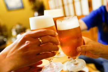 ビールで乾杯の風景