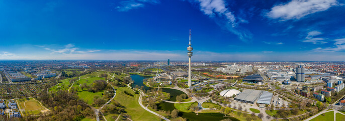 Naklejka premium A great day in Munich, drone shot panorama at the popular park in the bavarian metropole.