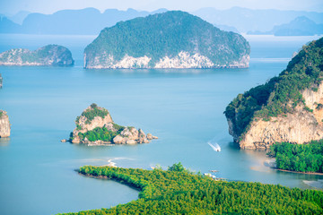 Obraz premium Beautiful mountains in the Thai sea Located in Phang Nga province, Thailand