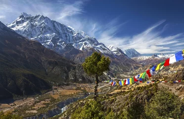 Crédence de cuisine en verre imprimé Annapurna Landscape View of Annapurna 3 Peak (7555 m) in Himalaya Mountain Range and Buddhist Prayer Flags on Annapurna Circuit Trekking Route in Nepal
