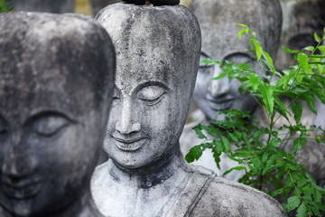 Obraz premium grunge weathered buddha statue background