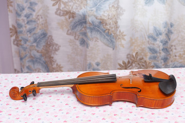Fototapeta na wymiar Broken antique violin for restoration with damage