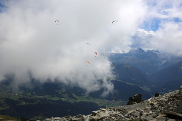 Paraglider in den Berner Alpen. Schweiz