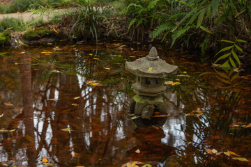 Naklejka premium Small Decorative pond temple