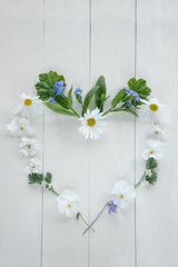 春の花のハートリース縦