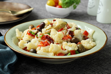 insalata di cavolfiore con olive e pomodori secchi