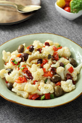 insalata di cavolfiore con olive e pomodori secchi