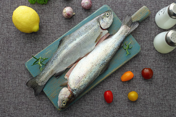 pesce fresco trote su tagleri di legno