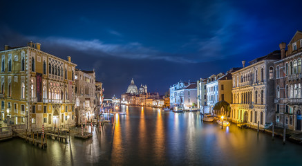Fototapeta na wymiar Venise la nuit