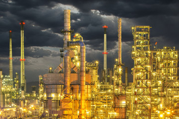 Obraz na płótnie Canvas oil refinery petrochemical chemical industry with Twilight.