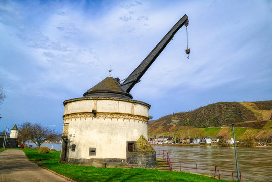 Historischer Kran am Rhein in Andernach