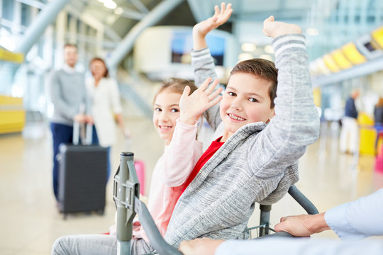 Geschwister freuen sich auf den Flug in die Ferien
