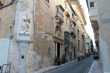 street and buildings (flats ?) in valletta in malta