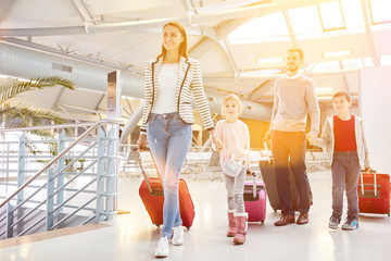 Familienurlaub mit Kindern am Flughafen