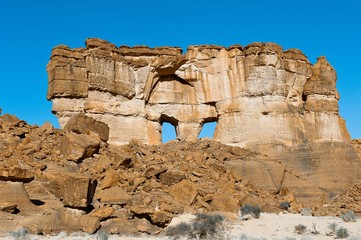 Felsformation mit zwei Felsenfenstern - Sahara, Tschad