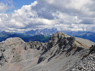 le imponenti cime dolomitiche tra rocce e verdi vallate