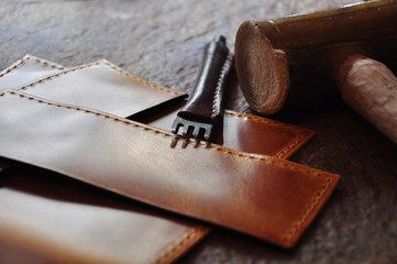 手縫いの革小物の穴あけ