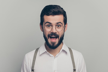 Obraz premium Portrait of astonished crazy man look unbelievable novelty unexpected discount impressed scream wow omg wear modern outfit isolated over gray color background