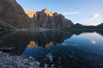 Majestic China Snow Mountain.Stunning Chinese natural landscape.Beautiful view of the lake. 描述：Beautiful Chinese natural scenery.