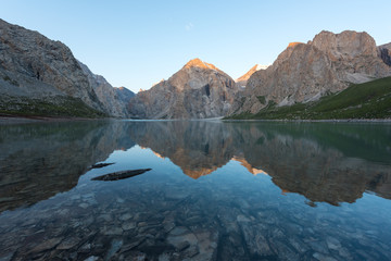 Obraz premium Majestic China Snow Mountain.Stunning Chinese natural landscape.Beautiful view of the lake. 描述：Beautiful Chinese natural scenery.