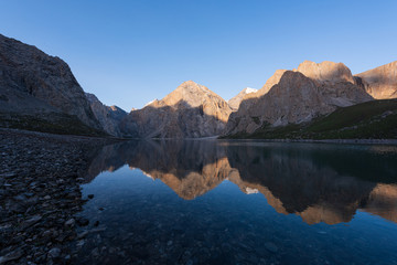 Fototapeta premium Majestic China Snow Mountain.Stunning Chinese natural landscape.Beautiful view of the lake. 描述：Beautiful Chinese natural scenery.