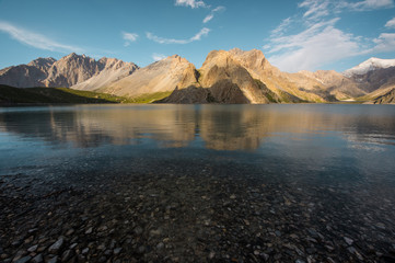 Majestic China Snow Mountain.Stunning Chinese natural landscape.Beautiful view of the lake. 描述：Beautiful Chinese natural scenery.