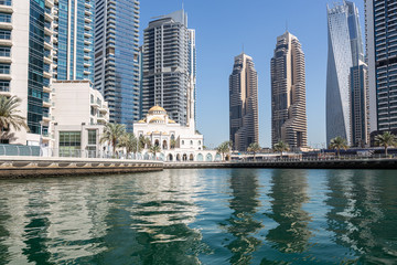 Obraz premium widok na rzekę na panoramę Dubai Marina
