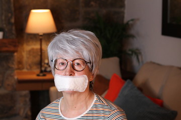 Hilarious woman using panty liner to avoid viral contagion 