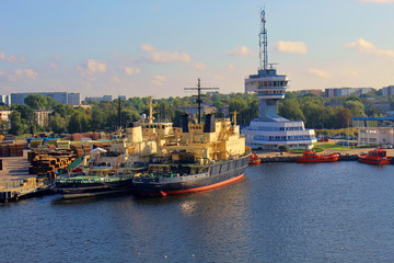 Obraz premium Two ships and the control center