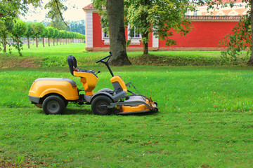 Garden machinery for cutting grass