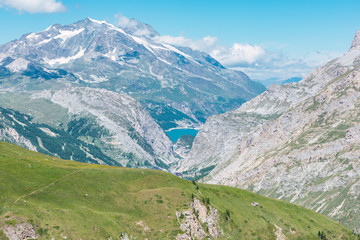 Fototapeta na wymiar Mountain landscape in the swiss alps