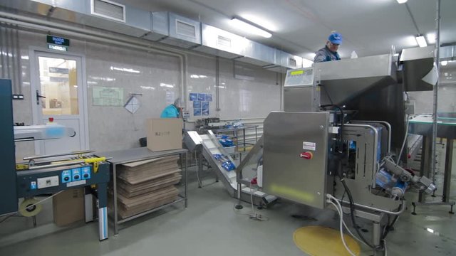 Plant for processing of fish products. Automatic packing fish. Transporting mechanism is relocating pieces of fish for processing