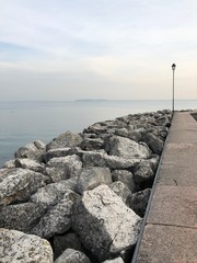 Fototapeta na wymiar lago di Garda a riva