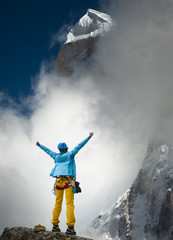 Obraz premium Woman Celebrating success in the mountains