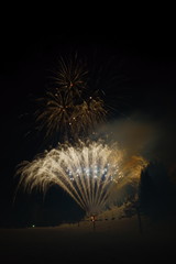 夜のゲレンデを彩る冬花火