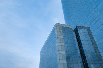 Obraz na płótnie Canvas Imagen en ángulo bajo de rascacielos modernos y edificios de negocios. Barcelona, España